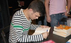 Mateus recebe convidados em lançamento de seu livro (Foto - Imprensa Oficial)