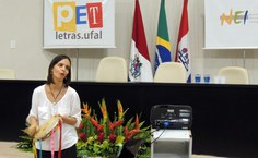 Pandeiro, música e ordem unida tornaram conferência ministrada por Eliana Kefalás bem descontraída