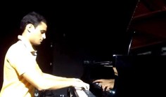 Felipe tocando piano