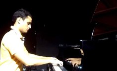 Felipe tocando piano