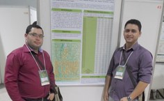 Jackson da Silva (Esq.) durante apreentação de trabalho no Congresso em Goiás