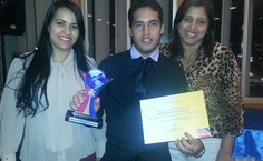 André Gelvys recebe prêmio, ao lado de coordenadoras da Araforros