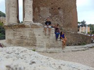 Camila Oliveira e seus colegas da Ufal, Rodrigo e Anny, nas ruínas do templo, em Tivoli