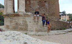 Camila Oliveira e seus colegas da Ufal, Rodrigo e Anny, nas ruínas do templo, em Tivoli