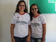 Raquel e Beatriz apresentam trabalhos do Pibid no Matfest 2015