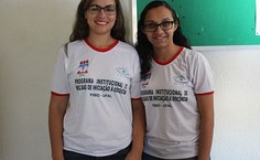 Raquel e Beatriz apresentam trabalhos do Pibid no Matfest 2015