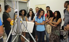 Glauber Mariano (coordenador do Projeto) mostrando equipamentos