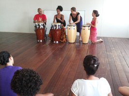 Alunos de Teatro e Dança caem na roda do jongo