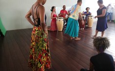 Claudia ensina o passo e a quebrada do jongo