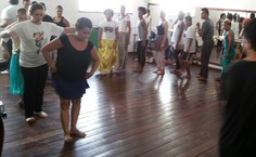 Claudia Góes mostra como bater o pé no passo do jongo