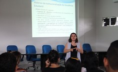 Analice Dantas durante acolhimento dos alunos bolsistas