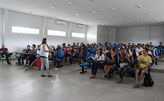 Pró reitora Analice Dantas orienta alunos sobre funcionamento de programas