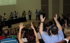 Aplausos em Libras para o aluno que recebeu a Excelência Acadêmica