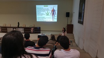 Estudantes da área de Saúde debatem sobre drogas