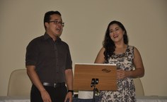 Daniel Lima   e Priscila monteiro fazem uma apresentação musical na abertura da colação