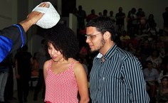 Os formandos Deriky e Thâmara Gonzaga  colando grau