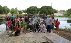 Escultura o touro e a sucuri alunos