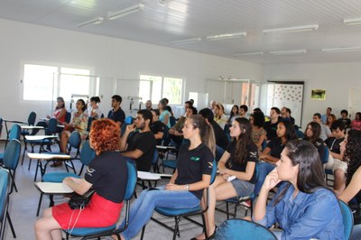 Estudantes participam do seminário promovido pelo PET. | nothing