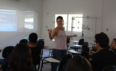 Professora do Centro de Educação (Cedu), Ana Carolina Sella, realizou uma palestra bem dinânima para os estudantes de Engenharia.