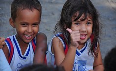 Alegria das crianças durante a intervenção realizada pelas estudantes de Pedagogia. Foto: Thiago Prado