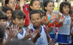 Crianças do NDI se divertiram bastante com as brincadeiras realizadas pelas estudantes de Pedagogia. Foto: Thiago Prado