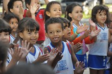 Crianças do NDI se divertiram bastante com as brincadeiras realizadas pelas estudantes de Pedagogia. Foto: Thiago Prado