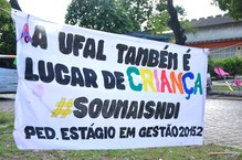 Faixa colocada pelas estudantes de Pedagogia no Campus A.C. Simões. Foto: Thiago Prado