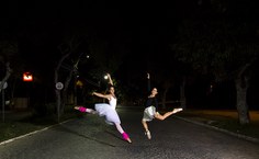 As bailarinas Gabryela Borges e Rose Beiriz durante ensaio fotográfico da exposição Urban Ballet