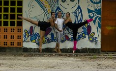 Gabryela Borges, Esdon Santos e Rose Beiriz posam no Campus A.C.Simões