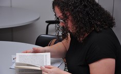 O acervo é composto por doações de alunos e professores