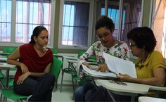 Integrantes da equipe de pesquisa repassam informações aos voluntários