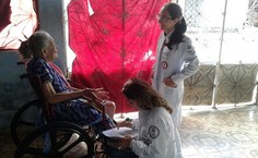 Estudantes visitaram moradores para falar sobre câncer bucal