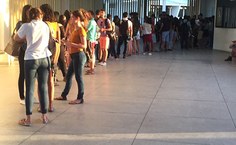 Estudantes fazem fila para inscrições no projeto