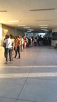 Estudantes fazem fila para inscrições no projeto