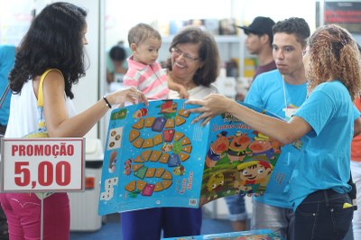 Monitores auxiliam visitantes da 8ª Bienal do Livro de Alagoas (Foto - Deriky Pereira)