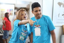 Parte da equipe dos 138 monitores que atuam na 8ª Bienal Internacional do Livro de Alagoas (Foto - Deriky Pereira)