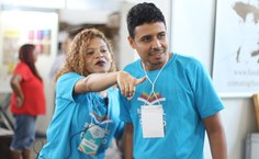 Parte da equipe dos 138 monitores que atuam na 8ª Bienal Internacional do Livro de Alagoas (Foto - Deriky Pereira)