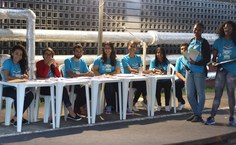 Parte da equipe dos 138 monitores que atuam na 8ª Bienal Internacional do Livro de Alagoas (Foto - Deriky Pereira)