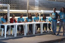 Parte da equipe dos 138 monitores que atuam na 8ª Bienal Internacional do Livro de Alagoas (Foto - Deriky Pereira)