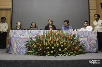 A mesa de abertura foi composta pela reitora Valéria Correia, os coordenadora do evento e do PPGQB e a diretora do IQB. Foto: cortesia do evento.