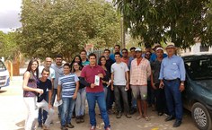 O professor Calazans com o grupo que visitou os APLs