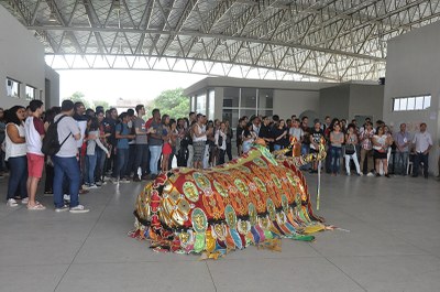 Apresentação cultural durante o acolhimento dos calouros