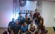 Foto tirada em frente ao pórtico da próxima edição regional