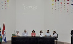 A Pró reitora de Graduação, Sandra Paz e professores da Ufal participaram da mesa de abertura