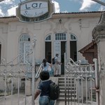 Ação social de estudantes leva alimentos para Lar de Idosos em Penedo