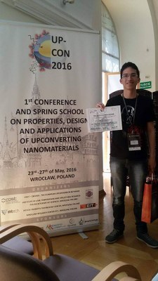 Estudante com o prêmio da conferência UPCON 2016 | nothing