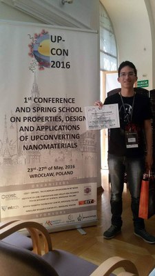 Estudante com o prêmio da conferência UPCON 2016