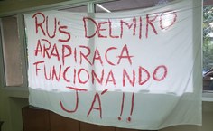 Estudantes colocaram faixa na sala dos Conselhos