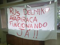 Estudantes colocaram faixa na sala dos Conselhos