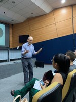 Professor da USP faz palestra para estudantes sobre Metodologias Ativas